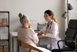 Médico realizando una evaluación neuropsicológica a una persona mayor para detectar signos de la enfermedad de Alzheimer.