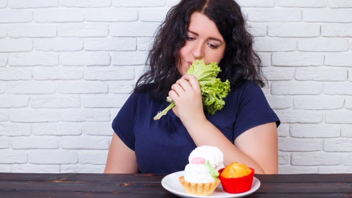 Persona frustrada tras seguir dietas muy bajas en calorías