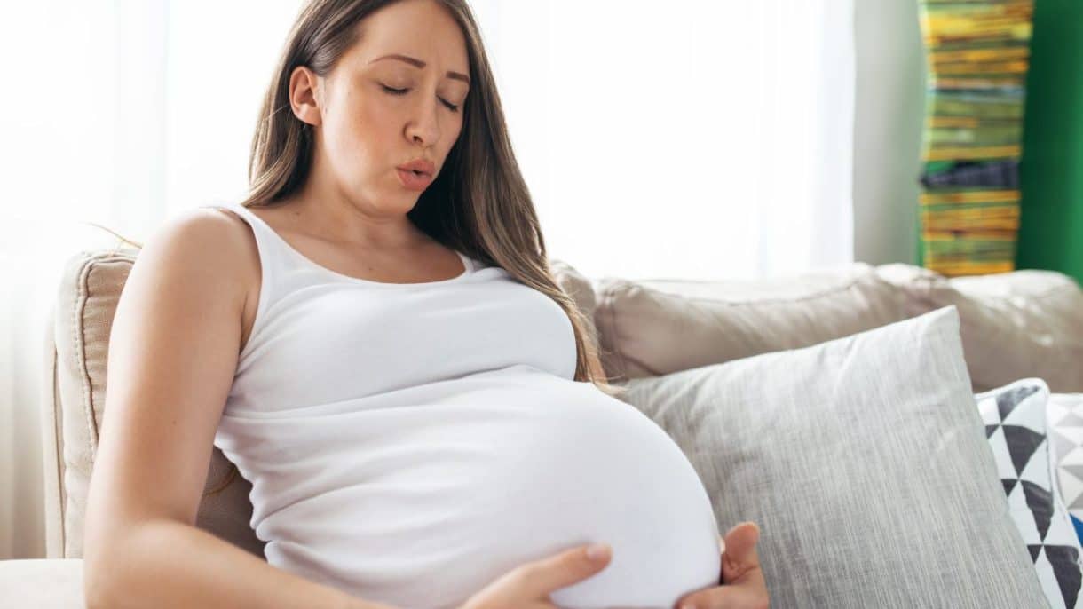 Embarazada con abdomen distendido por polihidramnios