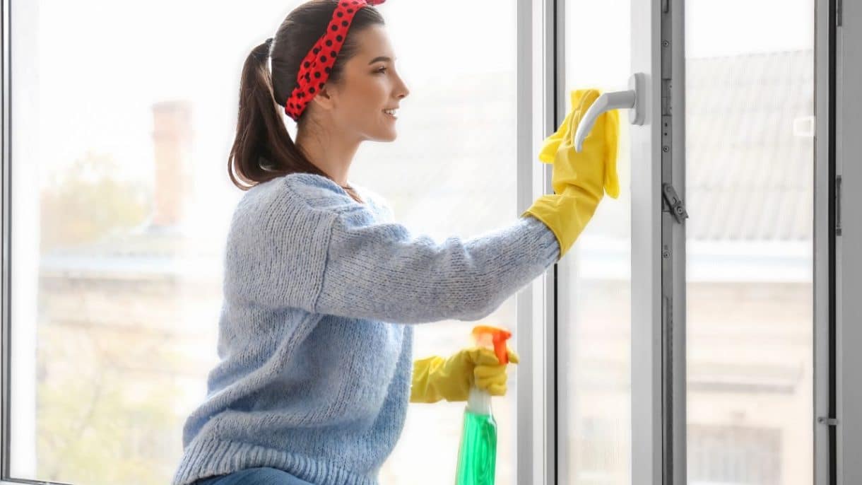 Persona ventilando una habitación para limpiar el polvo y controlar el CO₂ en casa