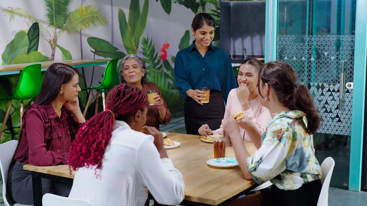 Una persona mayor conversando animadamente en un grupo diverso, representando los beneficios del multilingüismo y el envejecimiento saludable.