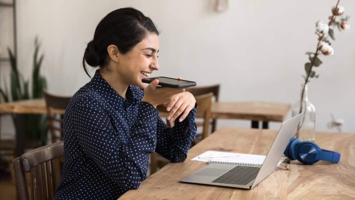 Persona frente a una computadora que siempre muestra respuestas afirmativas