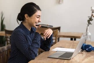 Persona frente a una computadora que siempre muestra respuestas afirmativas