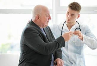Persona mayor con dificultades de memoria consultando con un médico