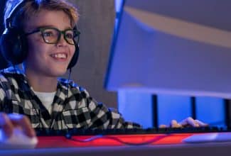 Un adolescente concentrado jugando a un videojuego en su habitación, ilustrando el riesgo de la transición de videojuegos y juegos de azar.
