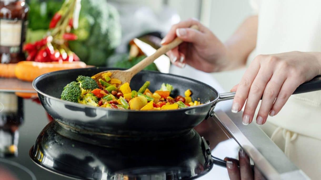 Preparación de alimentos saludables al cocinar con menos sal usando especias y hierbas