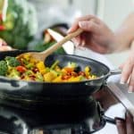 Preparación de alimentos saludables al cocinar con menos sal usando especias y hierbas