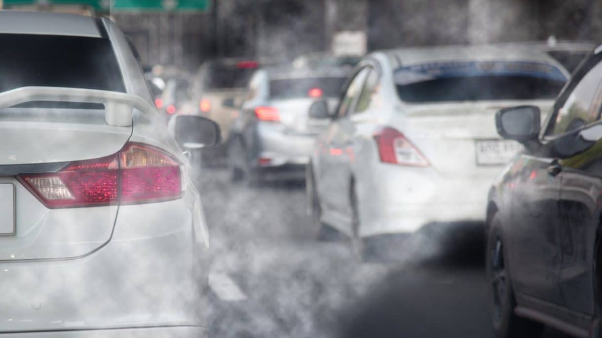 Contaminación urbana con tráfico y humo afectando la salud del corazón
