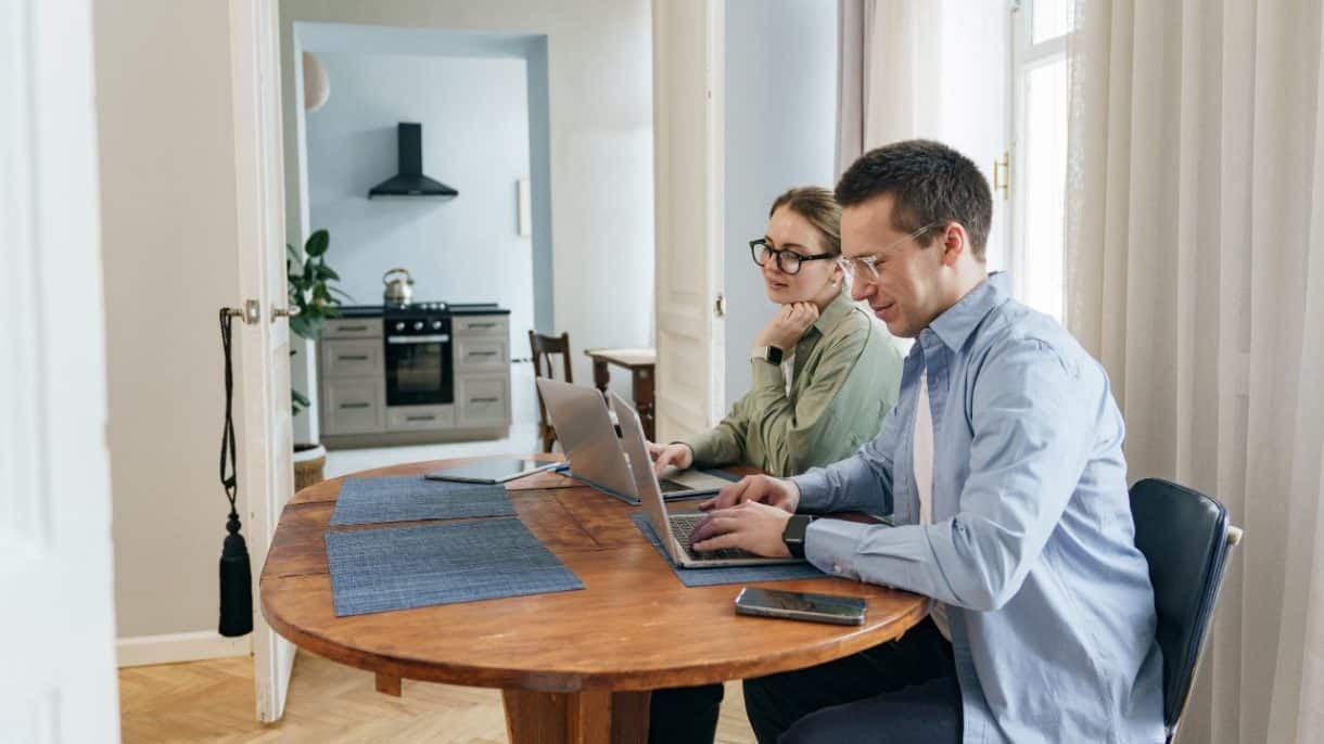 Pareja trabajando desde casa manteniendo el equilibrio entre trabajo y convivencia.