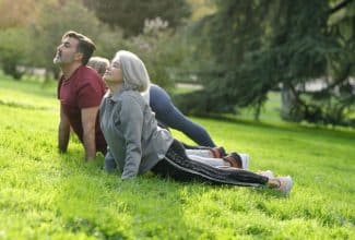 Personas mayores realizando ejercicio físico para cuidar la salud cerebral