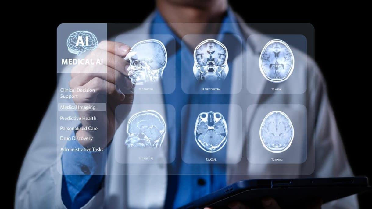 Médico utilizando IA en medicina para analizar imágenes clínicas