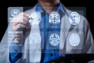 Médico utilizando IA en medicina para analizar imágenes clínicas
