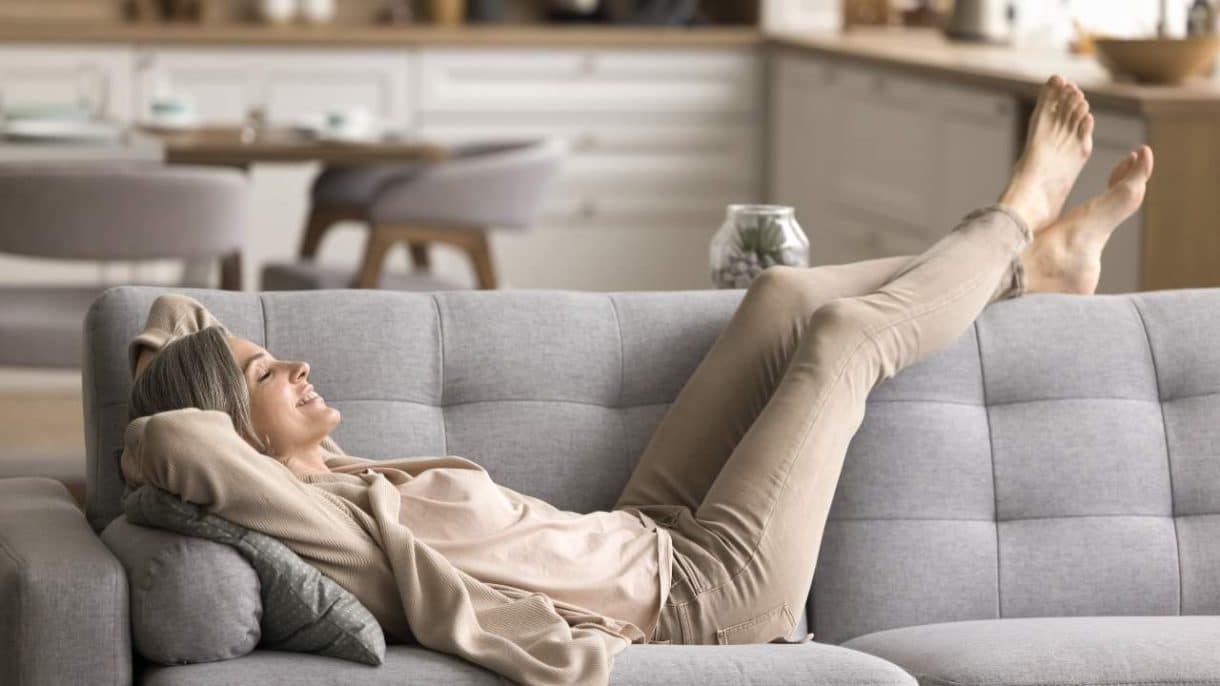 Mujer en etapa de menopausia en un entorno tranquilo