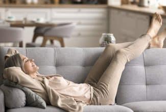 Mujer en etapa de menopausia en un entorno tranquilo