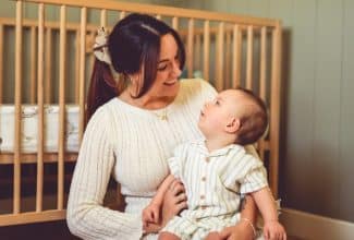Madre con bebé durante el primer año de maternidad en casa