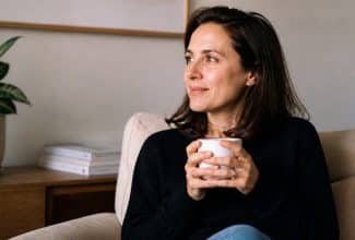 Mujer adulta reflexiva en un entorno tranquilo
