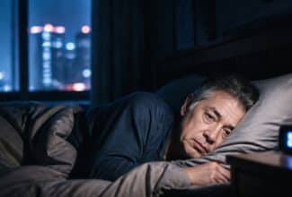 Persona mayor con dificultades para dormir por exposición a luz nocturna