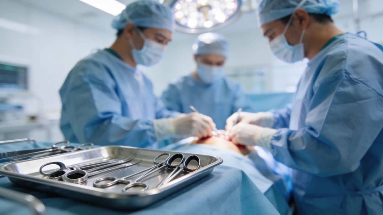 Equipo médico realizando un trasplante de órganos mientras coordina la preservación y transporte del órgano donado.