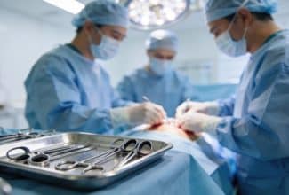 Equipo médico realizando un trasplante de órganos mientras coordina la preservación y transporte del órgano donado.