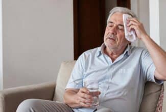 Adulto mayor intentando refrescarse durante un episodio de calor extremo 