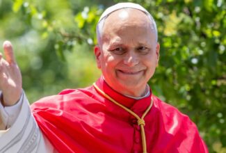 El papa León XIV a su llegada al hospital Gemelli de Roma para someterse a una intervención pulmonar.