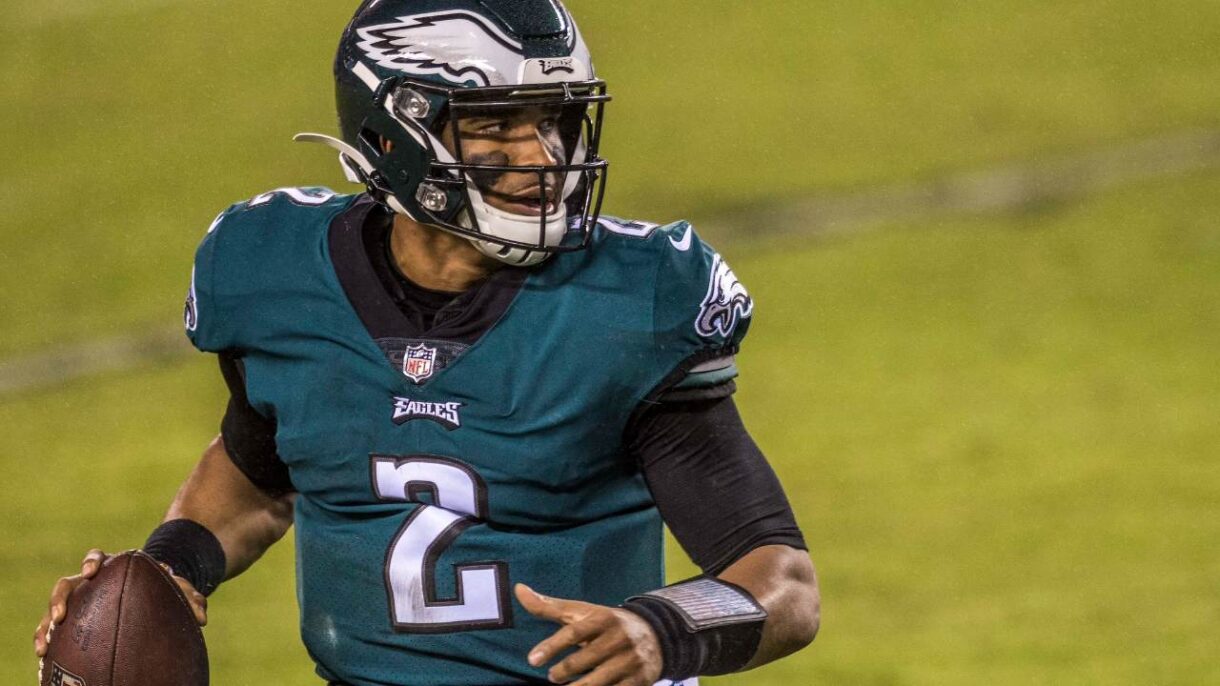 Jalen Hurts, jugador de los Philadelphia Eagles, cuyo diagnóstico de embolia pulmonar ha obligado a interrumpir su temporada.