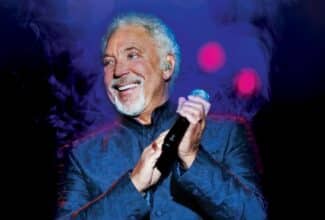 Tom Jones, cantante británico que ha pospuesto dos conciertos en Estados Unidos debido a un episodio de gripe.
