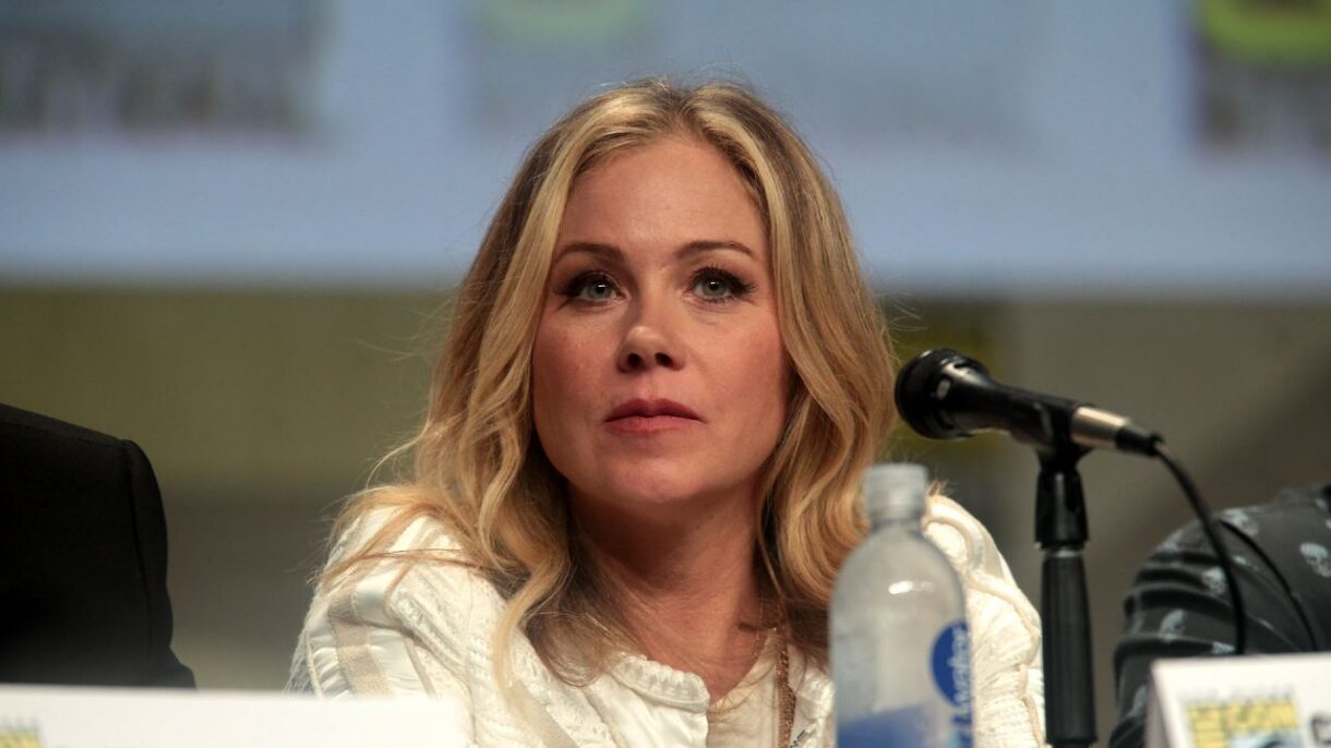 Christina Applegate, cuyo caso pone el foco en las dificultades para diagnosticar correctamente la esclerosis múltiple.
