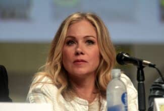 Christina Applegate, cuyo caso pone el foco en las dificultades para diagnosticar correctamente la esclerosis múltiple.