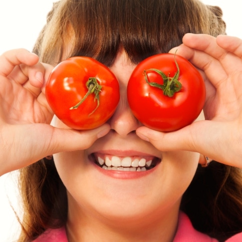 Las niñas deben comer más frutas y vegetales