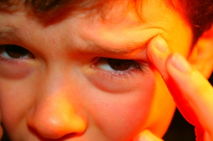 Niño con dolor de cabeza por migraña.