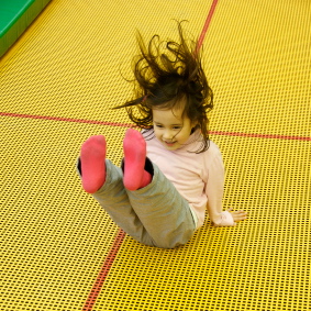 Los médicos aconsejan evitar los trampolines