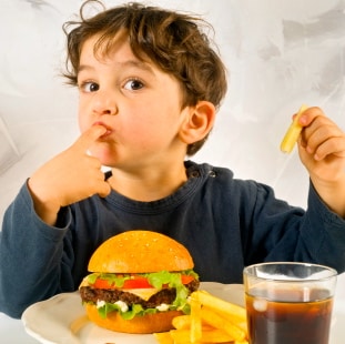 El consumo de comida rápida vinculado con el asma, las alergias y el eczema