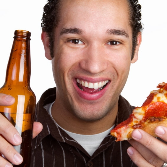 Cuidado con los alimentos que eliges cuando tomas bebidas alcohólicas
