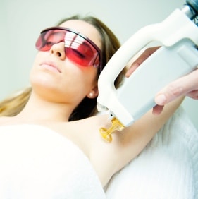 ¿Qué tan seguras son las cirugías cosméticas o de los ojos con láser?