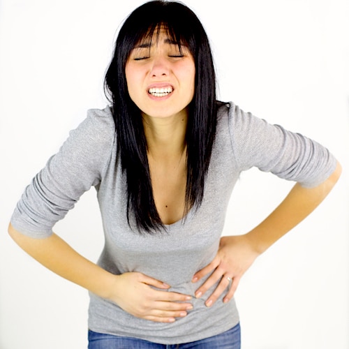 Mujer-con-dolor-abdominal