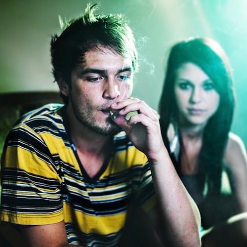 adolescentes fumando marihuana
