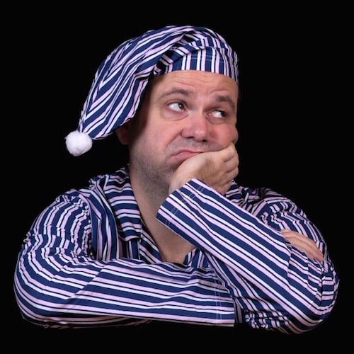 hombre-soñoliento-con-pijamas
